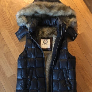 Väst med luva - Väst från Jean Paul Femme, faux fur och luvan går att ta av. Fick den av en kompis för flera år sedan men jag har ej använt den. I väldigt fint skick. Det finns ingen lapp med storlek men skulle gissa att det är en större barnstorlek som skulle motsvara xxs-xs