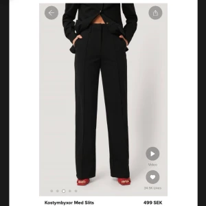 Kostymbyxor - Jättefina kostymbyxor med slits från NA-KD. Älskar verkligen dessa byxor men har flera liknande. Jag är 177cm och byxorna är ungefär till fotleden på mig!