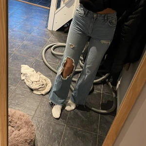 Jeans  - Hej🤎🤎 säljer mina jeans från zara. Använda 2 gånger. Jag är 178 och dem passar mig perfekt i benen. Strl 38 ❣️