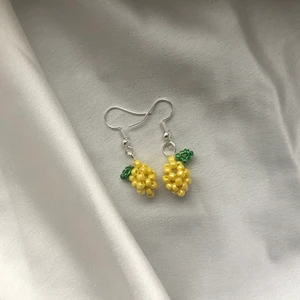 Handgjorda citron örhängen 🍋  - Nya söta citron örhängen! Helt hangjorda utav seed beads! Tyvärr vet jag inte ifall krokarna är nickelfria. Frakt tillkommer på 12kr 🍋💛