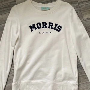 Morris Sweatshirt  - Säljer min vita Morris sweatshirt, jättebra skick! Hör av er vid intresse ❤️