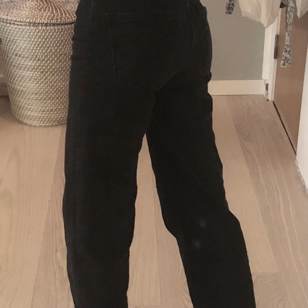 Ett par snygga svarta wide leg jeans från lager 157. Storlek XS. Häftig detalj då de ser lite avklippta längst ner på byxbenen. Sitter superbra, är lite för små för mig så säljer dem här på plick. 3 för 2!🤎. Jeans & Byxor.