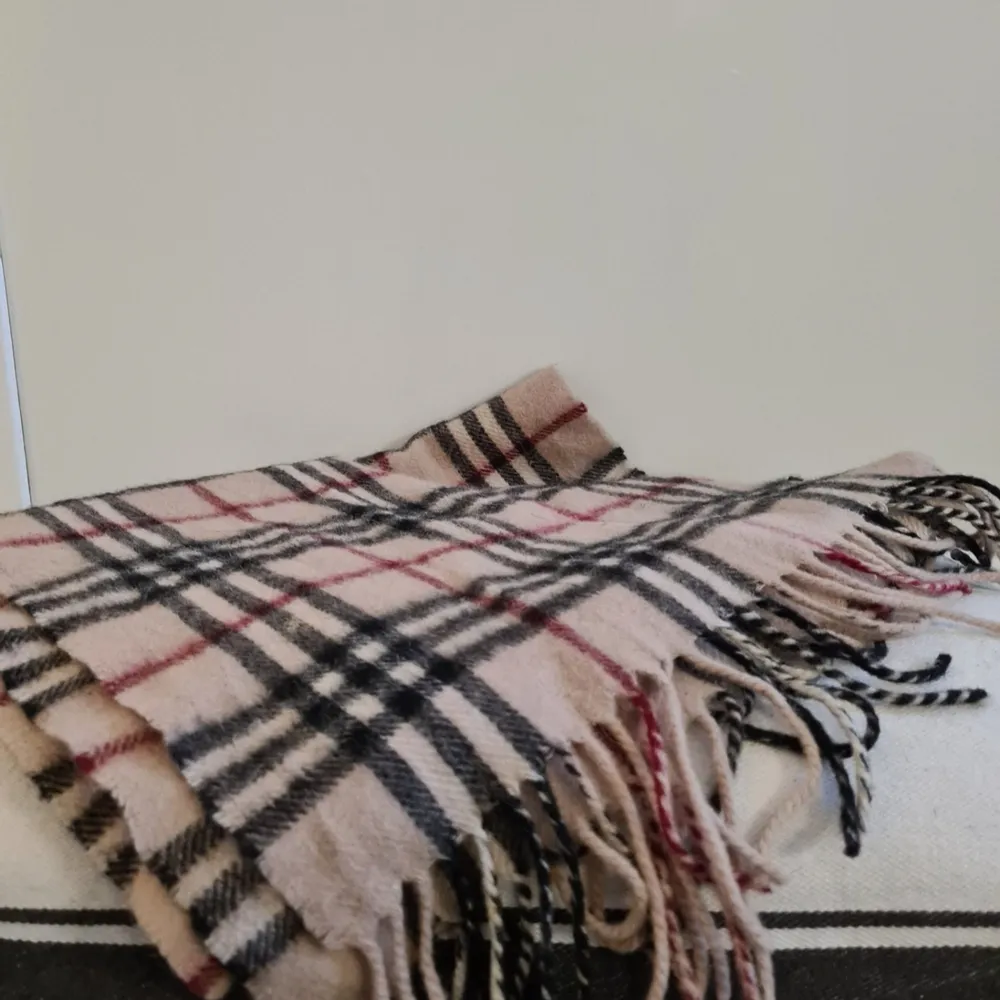 En jätte fin halsduk Burberry  100% cashmere  34cm bred och 155cm lång.. Övrigt.