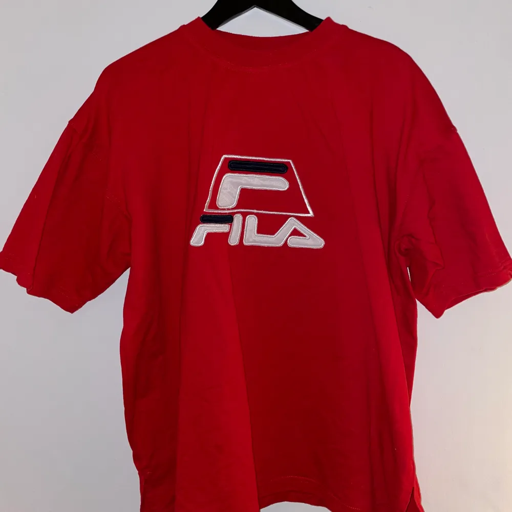 Röd Fila T-shirt, kommer tyvärr inte till användning så säljer av den, storlek XL. T-shirts.