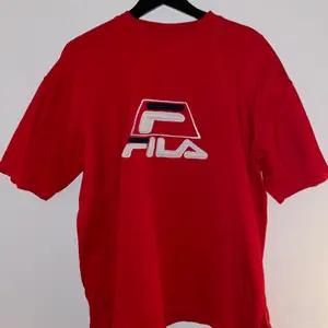 Röd Fila T-shirt, kommer tyvärr inte till användning så säljer av den, storlek XL