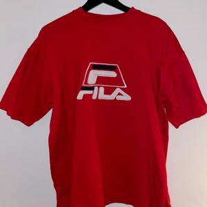 Fila Tshirt  - Röd Fila T-shirt, kommer tyvärr inte till användning så säljer av den, storlek XL