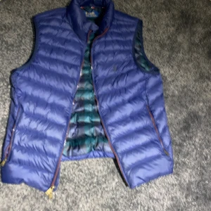 Polo ralph lauren väst strolek s/m - lyxig polo ralph lauren väst som knappst är använd. Har använt varan max 10 gånger och den är i topskick inga hål eller skador alls! Ordinarie priset är 2600 kr men jag säljer den från 300-500kr priset kan diskuteras. Storleken är s men passar även mig som har M.