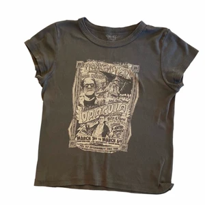 Brandy baby tee - FINNS KVAR Lägger upp igen pga att den aldrig blev såld. Den är använd några gånger men är i perfekt skick. Jättesöt och trendig ;)) Säljer till första köparen ❤️❤️ bilden är tagen och redigerad av mig. 