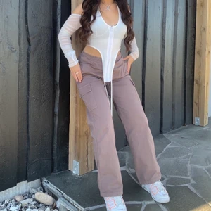 mellanbruna cargobyxor - Storlek M, använda endast 1 gång