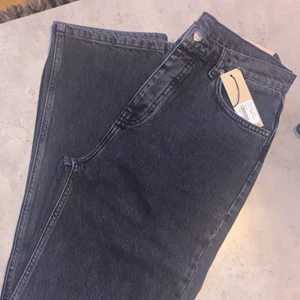 Jeans från A-DSGN - Säljer mina sprillans nya jeans från A-DSGN i storlek M. Jeansen är helt nya, och inte provade! 💞