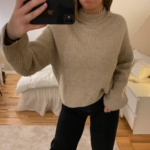 Beige stickad tröja från h&m - Supergosig beige stickad tröja från h&m med söta pärlor på kragen, storlek XS (stor i storlek så passar S perfekt)