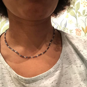 Små pärlhalsband  -  Halsband med blått, vitt och brunna glaspärlor, säljes för den inte användas och mest varit i smyckeskrin. Mått 42cm runt om. Endast swish/ PayPal betalning