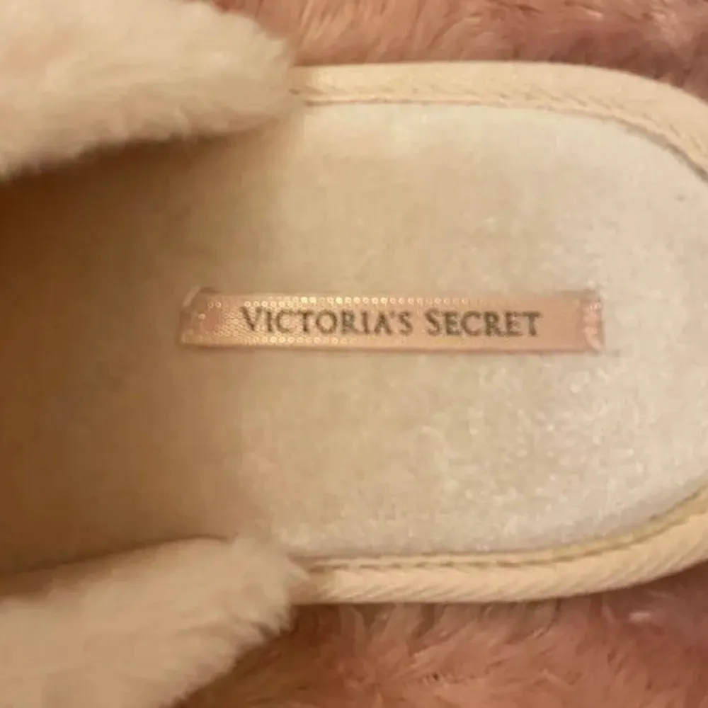 Fluffiga tofflor från victorias secret 💕 köpta i London. Storlek ”S”. Jag har storlek 38 och är precis för små för mig. Passar 37 och under!. Skor.