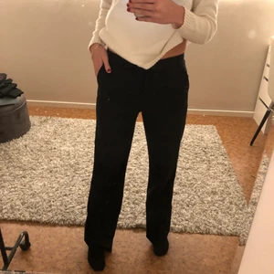 Svarta kostymbyxor storlek 34 - Jag säljer ett par jätte snygga svarta raka kostymbyxor från asos i storlek 34. Dom är dock lite stora i storleken. Köparen står för frakten.
