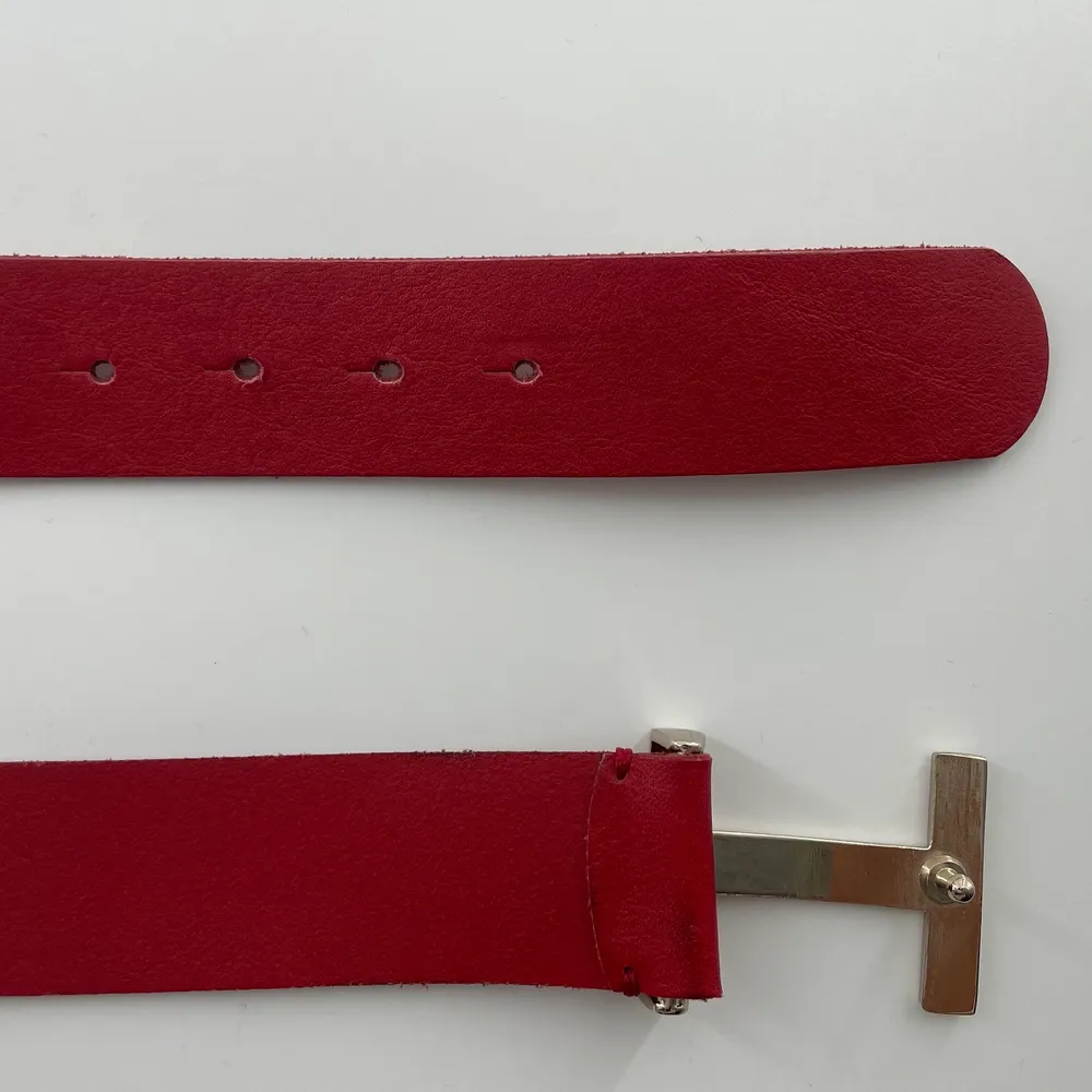 Blood red belt 🩸 from TH. Never worn really good condition. Dm for more questions ❤️. Accessoarer.