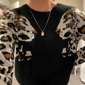 Stickad tröja 🐯🤎 - Snygg stickad tröja! I strl xs men skulle säga att den passar mer som en S. Säljer pga den kommer inte till användning, endast använd 1-2 ggr ✨✨