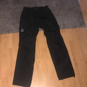 Haglöfs byxor - Haglöfs byxor i storlek small, materiallet är Gore-tex och är vatten och vind avvisande, mycket sköna och snygga, skick 10/10 säljer för 400:-