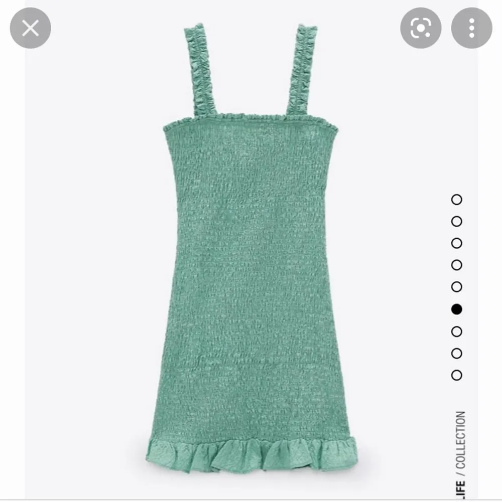 Säljer en Grön klänning Zara i strl S. Klänningen tycker jag personligen är lite kort (jag är 169cm) därför säljer jag! Använd ca 2/3 ggr i somras så den är som oanvänd🙏🏻💚 ribbad, sitter jättesnyggt!👌🏽. Klänningar.