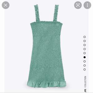 Säljer en Grön klänning Zara i strl S. Klänningen tycker jag personligen är lite kort (jag är 169cm) därför säljer jag! Använd ca 2/3 ggr i somras så den är som oanvänd🙏🏻💚 ribbad, sitter jättesnyggt!👌🏽