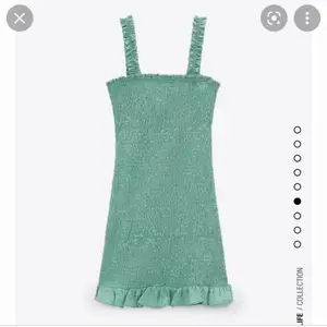 Säljer en Grön klänning Zara i strl S. Klänningen tycker jag personligen är lite kort (jag är 169cm) därför säljer jag! Använd ca 2/3 ggr i somras så den är som oanvänd🙏🏻💚 ribbad, sitter jättesnyggt!👌🏽