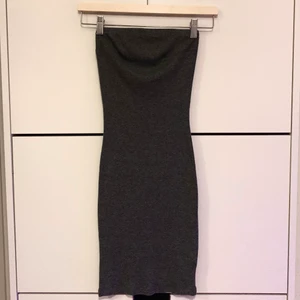 Klänning  - En klänning som går att ha alla årstider bara man klär sig rätt till rätt väder. Stretchig. HALVA PRISET PÅ FRAKTEN 