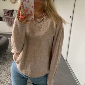 Sweatshirt  - Superfin sweatshirt/collagetröja från Gina. Använd fåtal, säljer då den inte kommer till användning. St xs men passar bättre på någon i st S, L I T E mörkare än fångat på bild! ☀️ köpt för 299 säljer för 99 !! 🙌🏻