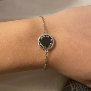 Marc jacobs armband - Säljer detta fina äkta Marc Jacobs armbandet i silver för 150❤️❤️ köparen står för frakten