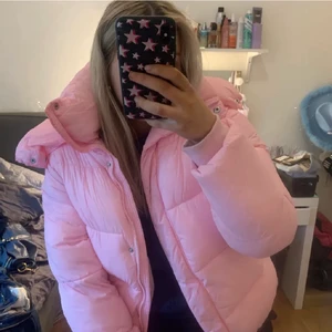 Bikbokjacka Rosa - Superfin rosa jacka i den populära modellen från Bikbok. Mycket sparsamt använd därav jättebra skick. 💕 Möts upp i Göteborg eller fraktar! Storlek  XS men oversized så passar lätt en S-M med. KÖP DIREKT FÖR 650INKL FRAKT