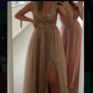 Balklänning - Säljer denna jättefina beige, guldiga balklänning, nypris 1200. Den är måttbeställd men motsvarar strl 38 och jag är 175 lång ungefär 