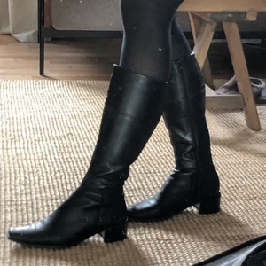 Vintage boots  - Svarta vintage boots från 90talet. Utmärkt skick! Superskönt att gå i. Tvättade och omklackade, med tyst sula. Frakten är inräknad i priset 💕   
