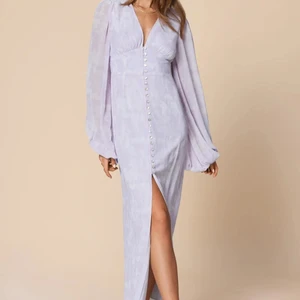 Adoore klänning 36 - Världens finaste klänning från Adoore, storlek 36. Använd en gång så i absolut nyskick!✨ Egenfotade bilder skickas vid intresse. Spårbar frakt ingår🥰