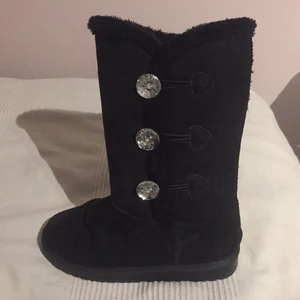 Uggs - Sköna uggs-liknande skor. Passar perfekt på vintern! Storlek: 37, 38 funkar men kanske lite små då. Obs- Inte riktigt läder eller riktiga diamanter. Knappt använda <3 Pris kan diskuteras <3