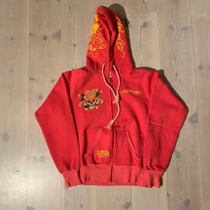 Ed Hardy zip hoodie - Skick 7/10 bara några få rhinestones har trillat av!, storlek M men sitter mer som en S, den är väldigt tjock och tryck på både fram o baksida samt på luvan!