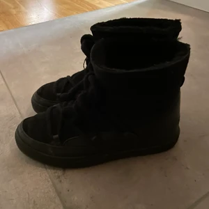 Inuikii sneaker classic black  - Köpa förra året, storlek 39. Kan hämtas i Södertälje mötas upp i Stockholm 