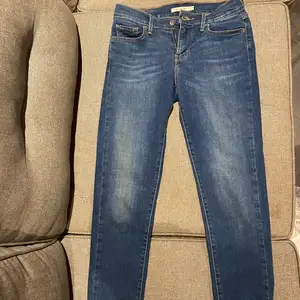 Blå Levis jeans i modell ”710 super skinny”. Storlek 27. Inte mycket använda. Köparen står för frakten. 