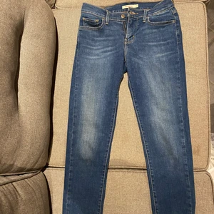 Levis jeans ”super skinny” - Blå Levis jeans i modell ”710 super skinny”. Storlek 27. Inte mycket använda. Köparen står för frakten. 