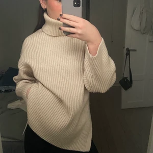 Stickad polo - Säljer min finaste stickade polo tröja från HM! Denna är så fin och önskar så att jag kunde behålla denna men den är inte riktigt min stil. Storlek XS men passar jättefint på mig som är en S. Perfekt nu till vinter/höst! Knappt använd och därför i jättefint skick! Säljer för 100kr +frakt! 🤎