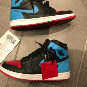 Jordan 1 Unc to Chicago - Säljer ett par Jordan 1 High Unc to chicago, size 42eu i cond 8/10. Kvitto och orginalbox medföljer, hör av dig vid eventuella frågor!