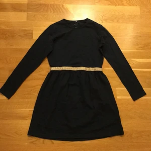 Klänning - Mörkblå Klänning aldrig kommit till användning storlek 146