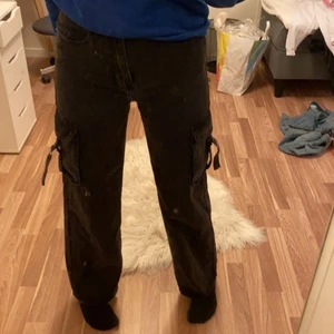 jeans  - svart jeans från SHEIN. Använt 1 gång så de ser helt nya ut!! 