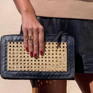 Clutch - Clutch med läderdetaljer från affären Kharma på Palma. Helt nyinkommen men kommer ej till användning. Köptes för ca 800 kr