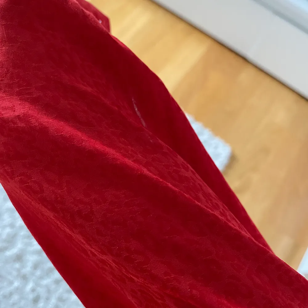 Röd skjorta från H&M i storlek 36. Baksidan är lite längre än framsidan och tyget är ganska tunt och har leopardaktigt mönster, se sista bilden. Använd en gång och säljs pga att jag tyvärr inte får användning för den 🧡🧡 säljer för 50 + frakt. Skjortor.