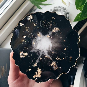 Underlägg - 🎁 Perfekt som julklappstips? 🎁  Dessa 4st underlägg är handgjorda av mig. De passar perfekt som underlägg till glas, ljus eller smycken. Materialet är resin. Dessa 4 säljer jag för 250 kr + frakt (45:-).   Är du intresserad av att beställa liknande av mig i en speciell färg eller så, hör av dig. Har ett instakonto där jag lägger upp bilder på andra jag gjort. 💗 