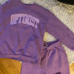 Mjukisset från nakd - Säljer detta snygga lila setet från NA-KD. Mudd runt ankel och handleder. Byxorna är i storlek S och tröjan i XXS men är mer som en S/M💜 220 kr för båda, eller 120 kr för tröjan och 100 kr för byxorna