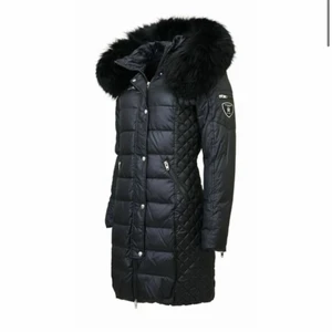 Rock n Blue dunjacka med äkta päls -  Det finns ett litet hål på insidan av jackan men syns inte. Kan ta bild. Både pälsen och huvan är avtagbar. Pris kan diskuteras. Köpte för 3999kr. Kan gärna mötas upp eller skicka via post.