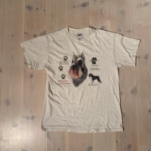  Vintage cream dog T-shirt 1990 - Skick: 7/10 lite urtvättad cream färg, storlek L sitter boxy, Vintage tultex tag från 90 talet!