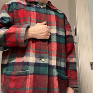 Grön-röd flannelkappa - Sjukt fin flannelkappa som sitter något oversized på mig (182 cm). Grym kvalité och verkligen en supermysig färg, kan självklart skickas mot postförskott!