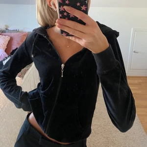 Velour zip-up - Svart velour zip-up hoodie från cubus, knappt använd! Frakt tillkommer💗 (säljer även tillhörande byxor)