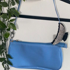 Blå väska  - Aldrig använd, säljer då den aldrig kommer till användning