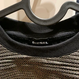 Diesel collegetröja svart & guld - Diesel collegetröja svart & guld, nyskick. 